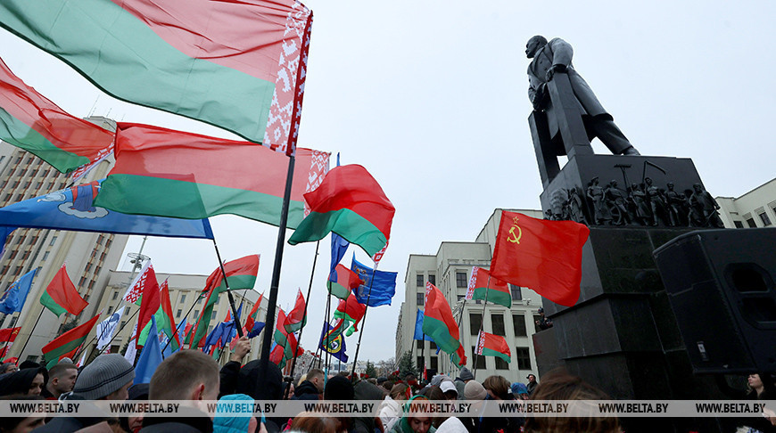 Президент Беларуси Александр Лукашенко поздравил соотечественников с Днем Октябрьской революции